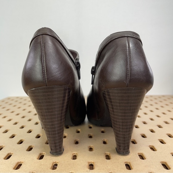 White Mountain Women’s Smirk Vegan Zip Ankle Bootie in Chestnut 3.5” Size 7 Wide - Picture 4 of 7